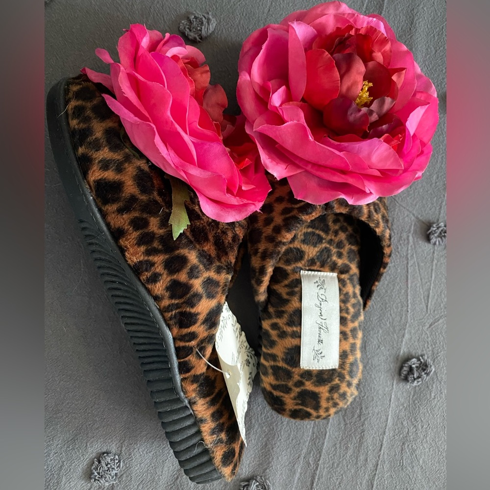 Bonjour Fleurette NWT leopard animal print slippers size S pink rose accents